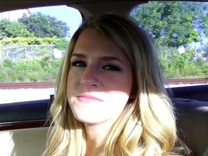 La jolie blonde mignonne Dixie Belle se fait baiser dans des toilettes