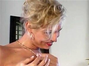 Trannies cochonnes baisant et se faisant baiser,
