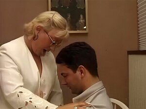 PIACERI69 - Une blonde mature italienne baise un mec inexpérimenté -
