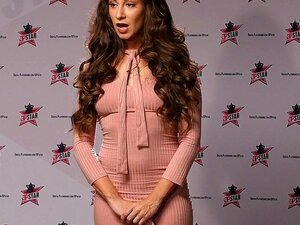Nikki Benz & Tori Black jugent les compétences des filles en pipe