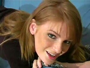 Une bombe porte des bas en nylon tout en se branlant. Une jolie nana