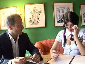 Une étudiante européenne aux gros seins suce et baise son professeur