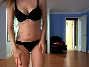 WEBCAM : Une strip-teaseuse amateur s'entraîne à la poledance en