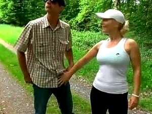 Une MILF se fait baiser dans les bois