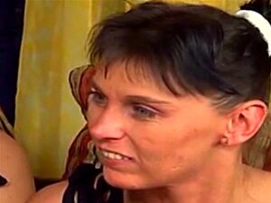 3 femmes laides jouant. 3 femmes laides jouant