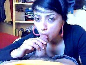 Superbe salope indienne suçant une grosse bite pour une giclée de