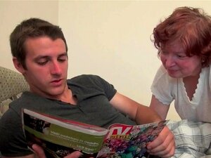 Mamie ronde avec de gros nichons et une chatte non rasée se fait