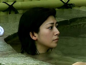 Plongez dans une chaude fiction de douche japonaise avec une