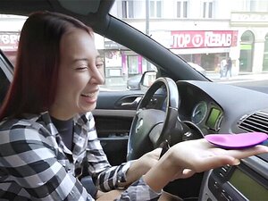 Paula Shy reçoit un cadeau de son mec C'est un vibromasseur qui