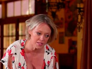 La MILF Dee doigte et lèche tout le cul de la mignonne Natalie. La