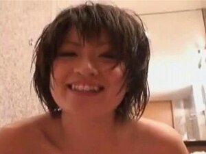 Une nana japonaise lave une bite puis l'utilise judicieusement sans