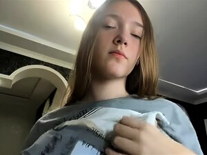 Découvrez le charme séduisant d'une coquine coquine qui se donne du