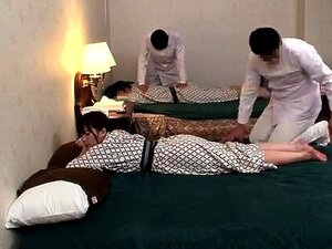 Une fille asiatique se fait doigter après un massage