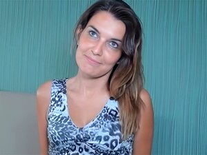 Casting dans la rue avec une mignonne brune baisée dans une chambre