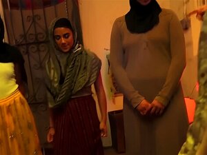 VISITE DU BUTIN-Des Soldats Américains Excités Se Livrent À Des