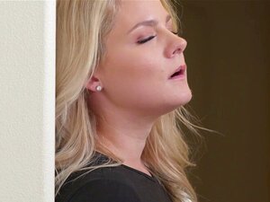 Deux amis massent et font plaisir à une MILF blonde amie. Deux amis