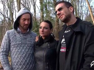 Elvira, trois mecs pour la belle MILF aux gros seins
