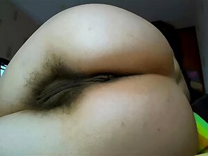 Gros plan sur une chatte poilue pilonnée