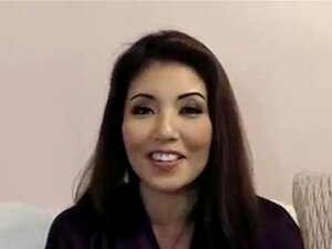 Délice asiatique séduisant avec une poitrine impressionnante, elle