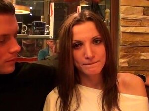 Une mignonne se déshabille et suce des bites dans le café. Tu as une