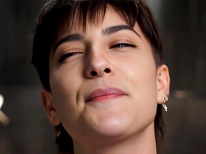 Une houe non rasée est attachée au trône du bondage et de la