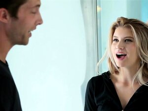 Une mignonne en chaleur trompe son copain d'outre-mer avec du sexe