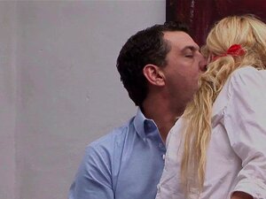 Un prof pervers baise une étudiante. Un prof pervers baise une