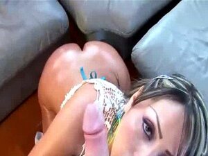 Grosse Latina suce une bite et baise