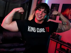 La Dominatrice Musculaire Ecko Belle Se Fait Percer Après Une Séance