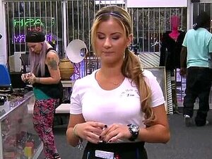 XXX PAWN - La serveuse désespérée pour de l'argent finit par vendre