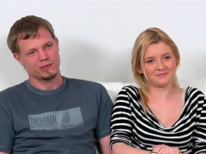Une agente blonde sexy interviewe un couple amateur sexy dans son