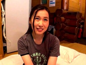 La sexy modèle AV japonaise est une amateur qui fait une pipe
