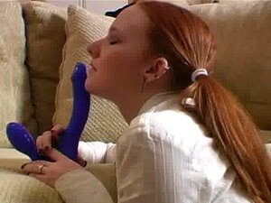 Maggie et son sextoy bleu