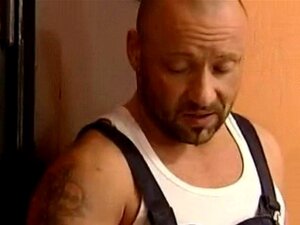 Une écolière allemande récupère le sperme de son concierge