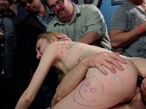 L'esclave blonde se fait baiser en public par un lezdom. La petite