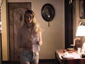 Un mec chanceux a baisé une petite blonde mignonne Riley Star après