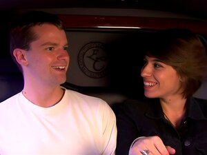 Sa bite est devenue dure juste en regardant une milf chaude alors elle