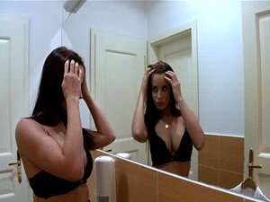 Femmes travailleuses chaudes avec de gros seins dans du porno