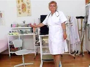 Gros plans de chatte non rasée de grand-mère laineuse