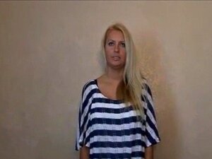 La mignonne blonde aux nichons ÉNORMES suce la bite. Lynn pense que