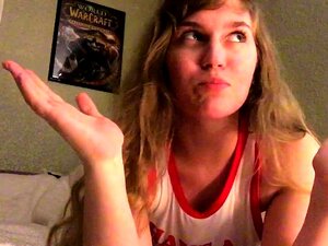 Regardez cette belle brune amatrice se montrer sensuelle sur webcam.