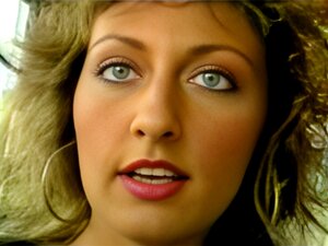 La célèbre milf mature et classique se la prend dans le cul.