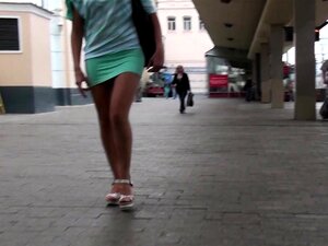 Une blonde fascinante en culotte serrée et talons hauts sous la jupe