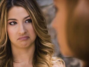 Kristen suce les couilles et la bite de Nathan avant de chevaucher sa
