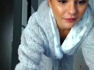 Son vibromasseur réagit au son des conseils. Venez la voir en direct