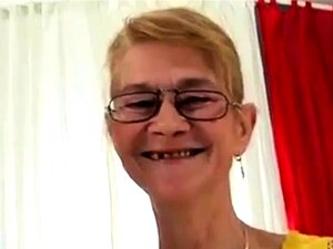Découvrez la passion d'une blonde mature en culotte, prête à