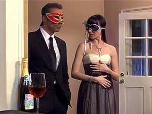 Deux nanas à gros seins dans un film porno lesbien lubrique, deux