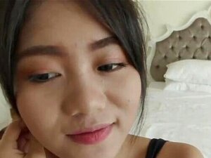 Adorable amateur thaïlandaise se fait bourrer la chatte serrée