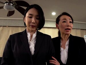 Regardez une belle femme asiatique crier de plaisir alors qu'elle est