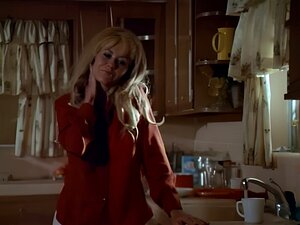 Plongez dans le charme de la séduction lesbienne rétro alors que ces